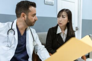 相談室で資料を見ながら話し合う医療者と相談者